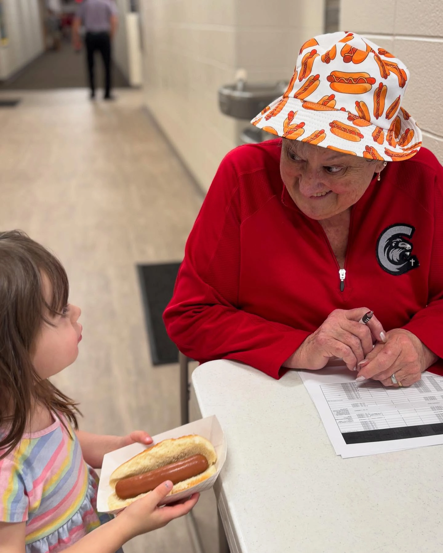 749906120-volunteer-1 Elderly volunteer with a student